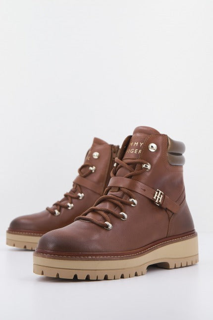 TOMMY HILFIGER POLISHED LEATHER FLAT BO en color MARRON (1)