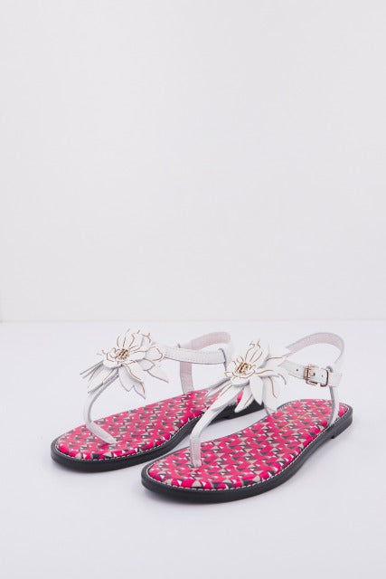 TOMMY HILFIGER TH GEO PRINT FLAT SANDAL en color BLANCO (2)