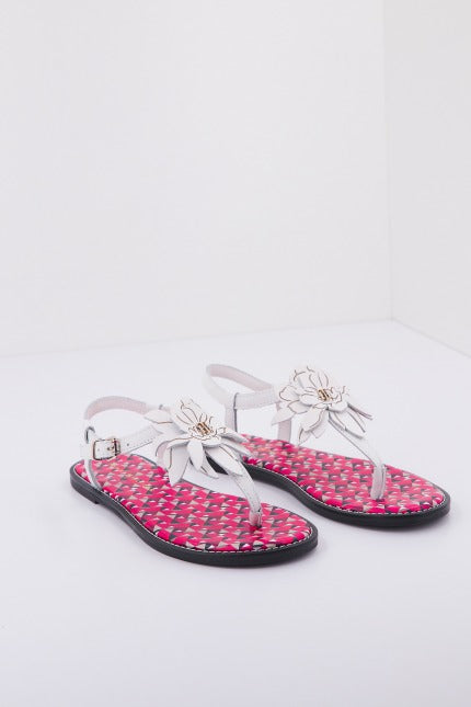 TOMMY HILFIGER TH GEO PRINT FLAT SANDAL en color BLANCO (3)