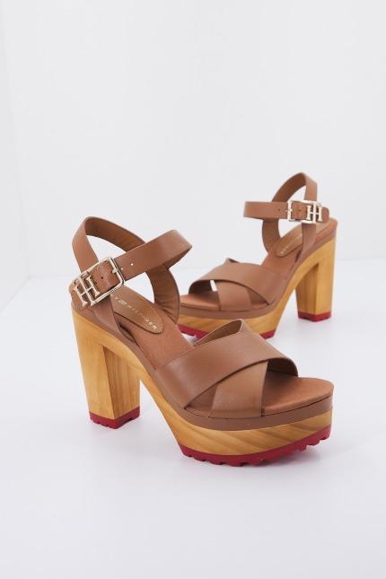 TOMMY HILFIGER FEMININE HIGH HEEL CLOG en color MARRON (1)