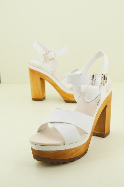 TOMMY HILFIGER FEMININE HIGH HEEL CLOG en color BLANCO (1)
