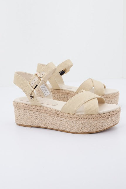TOMMY HILFIGER SHINY TOUCHES FLATFORM W en color BEIS (1)