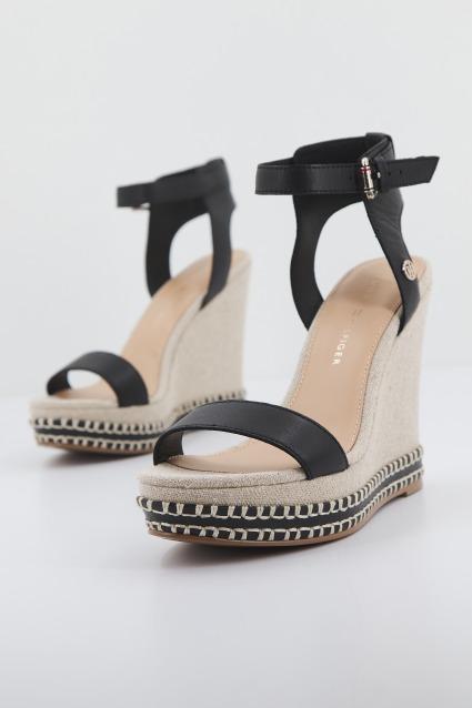 TOMMY HILFIGER ELEVATED SIGNATURE WEDGE en color NEGRO (1)