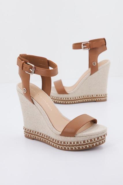 TOMMY HILFIGER ELEVATED SIGNATURE WEDGE en color MARRON (1)