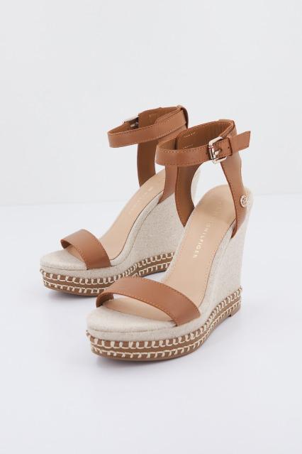 TOMMY HILFIGER ELEVATED SIGNATURE WEDGE en color MARRON (2)