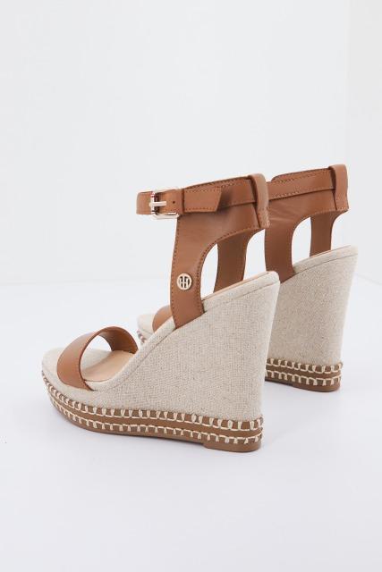 TOMMY HILFIGER ELEVATED SIGNATURE WEDGE en color MARRON (3)