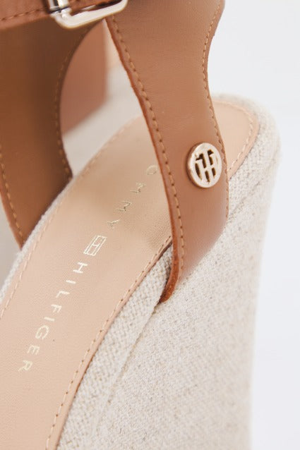 TOMMY HILFIGER ELEVATED SIGNATURE WEDGE en color MARRON (4)