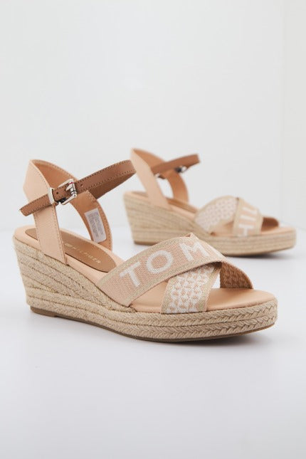 TOMMY HILFIGER WEBBING LOW WEDGE en color NUDE (1)