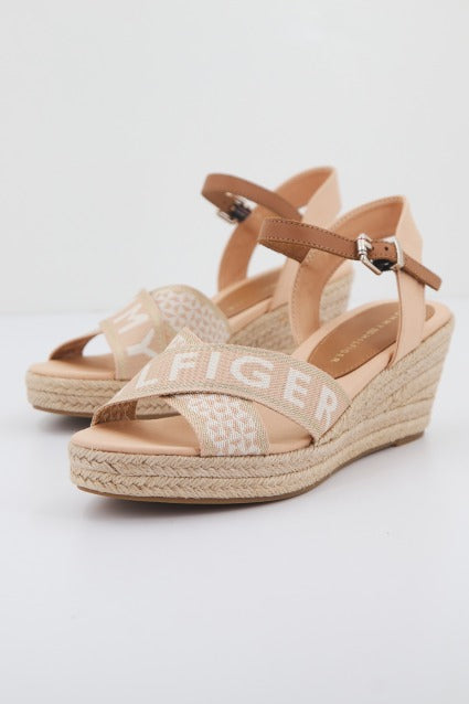 TOMMY HILFIGER WEBBING LOW WEDGE en color NUDE (2)
