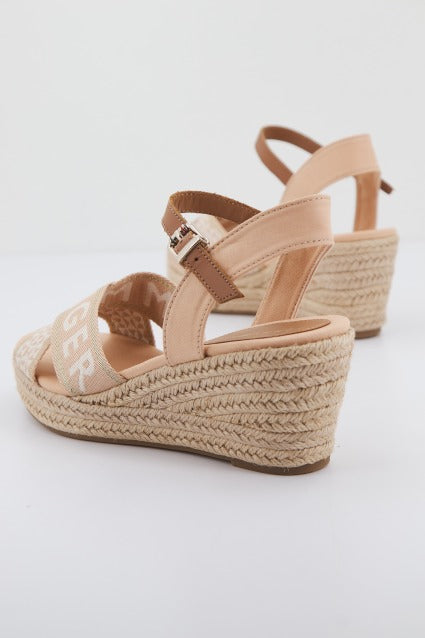TOMMY HILFIGER WEBBING LOW WEDGE en color NUDE (3)