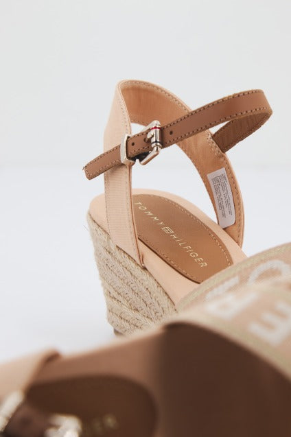 TOMMY HILFIGER WEBBING LOW WEDGE en color NUDE (4)