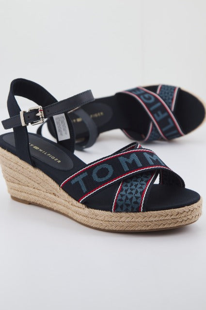 TOMMY HILFIGER WEBBING LOW WEDGE en color AZUL (1)