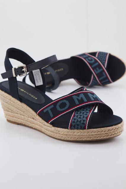 TOMMY HILFIGER WEBBING LOW WEDGE en color AZUL (1)