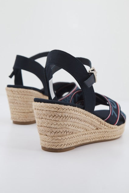 TOMMY HILFIGER WEBBING LOW WEDGE en color AZUL (3)