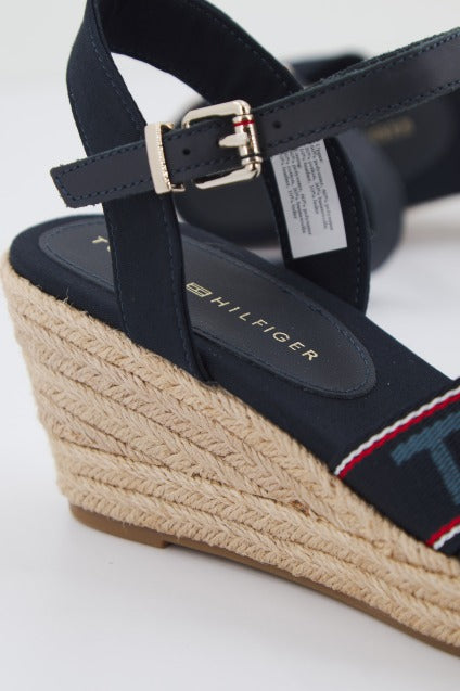 TOMMY HILFIGER WEBBING LOW WEDGE en color AZUL (4)