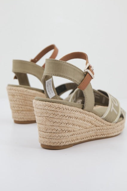 TOMMY HILFIGER WEBBING LOW WEDGE en color VERDE (3)