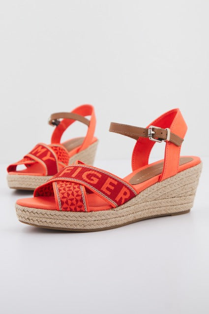 TOMMY HILFIGER WEBBING LOW WEDGE en color NARANJA (1)