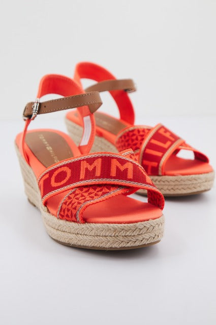 TOMMY HILFIGER WEBBING LOW WEDGE en color NARANJA (2)