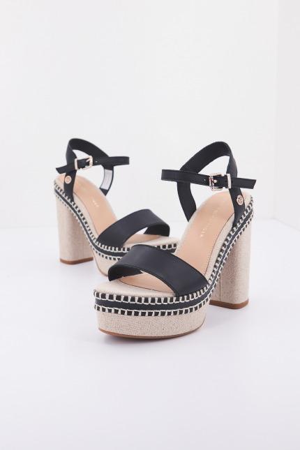 TOMMY HILFIGER ELEVATED SIGNATURE HEEL en color NEGRO (1)
