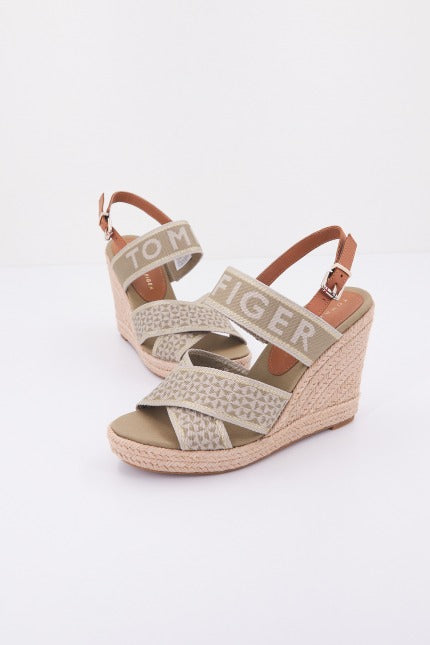 TOMMY HILFIGER WEBBING HIGH WEDGE en color VERDE (2)
