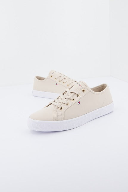 TOMMY HILFIGER ESSENTIAL SNEAKER en color BEIS (1)