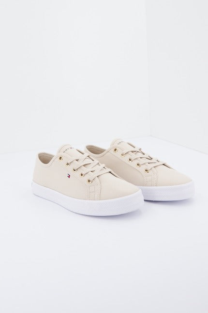 TOMMY HILFIGER ESSENTIAL SNEAKER en color BEIS (2)