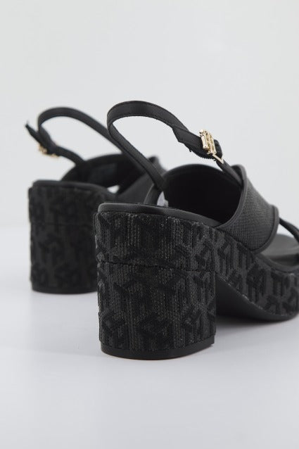 TOMMY HILFIGER TH RAFFIA MID HEEL SANDA en color NEGRO (3)