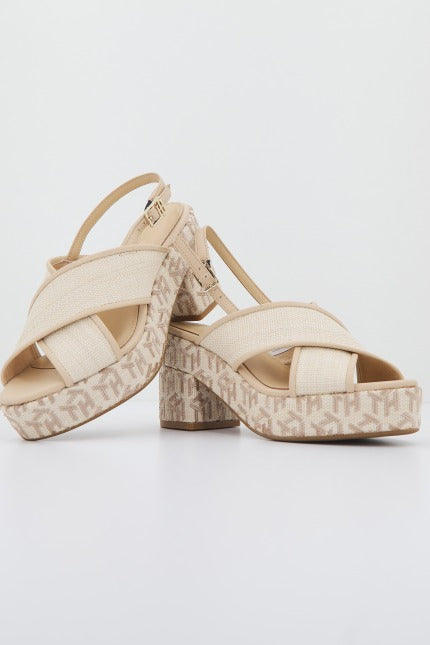 TOMMY HILFIGER TH RAFFIA MID HEEL SANDA en color BEIS (1)