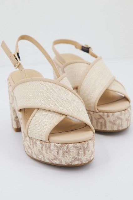 TOMMY HILFIGER TH RAFFIA MID HEEL SANDA en color BEIS (2)