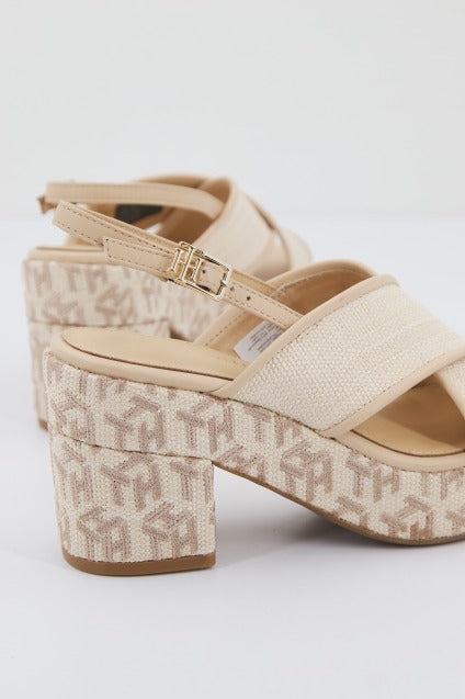 TOMMY HILFIGER TH RAFFIA MID HEEL SANDA en color BEIS (3)
