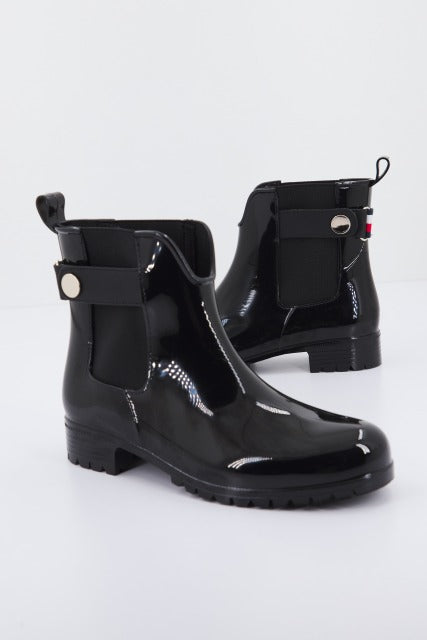 TOMMY HILFIGER ANKLE RAINBOOT WITH META en color NEGRO (1)