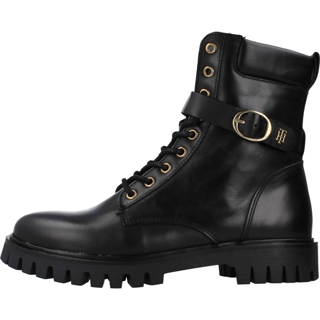TOMMY HILFIGER BUCKLE LACE UP BOOT en color NEGRO (2)