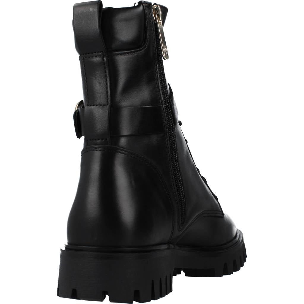 TOMMY HILFIGER BUCKLE LACE UP BOOT en color NEGRO (3)