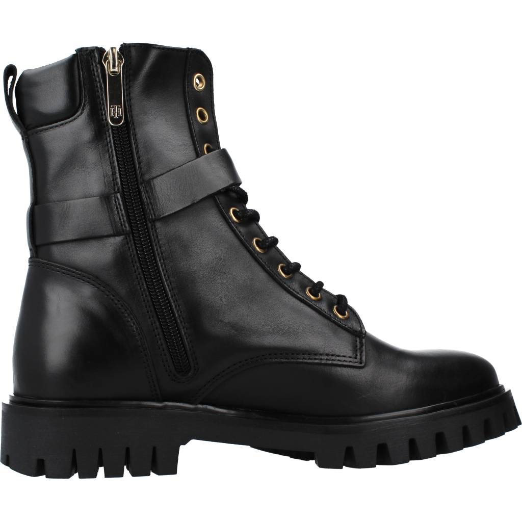 TOMMY HILFIGER BUCKLE LACE UP BOOT en color NEGRO (4)