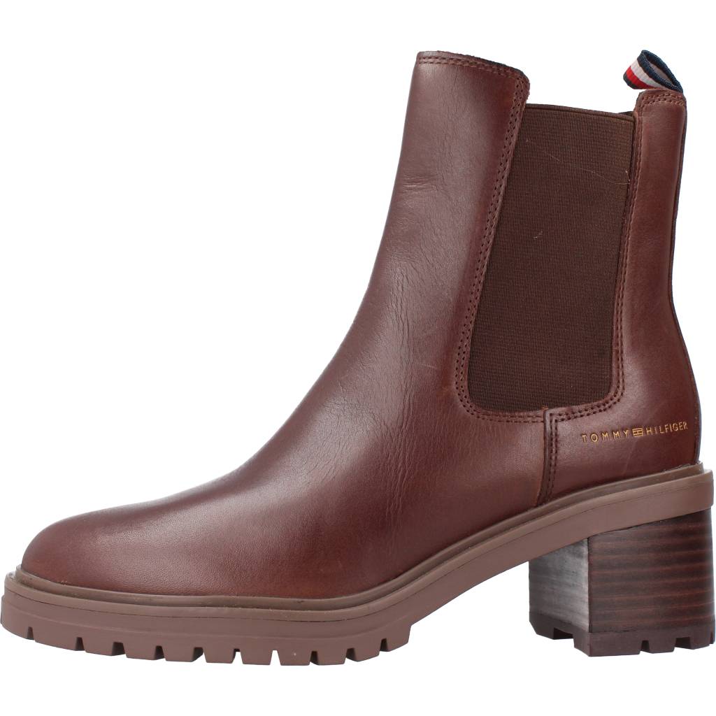TOMMY HILFIGER OUTDOOR CHELSEA MID HEEL en color MARRON (2)