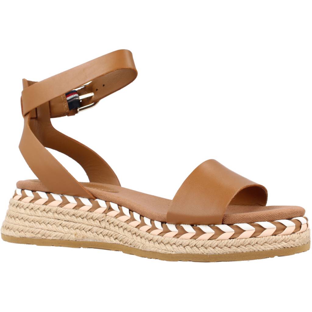 TOMMY HILFIGER LOW WEDGE SANDAL en color MARRON (5)