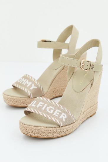 TOMMY HILFIGER SEASONAL WEBBING WEDGE en color BEIS (1)