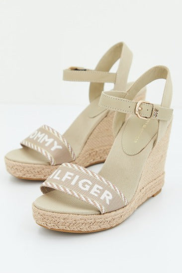 TOMMY HILFIGER SEASONAL WEBBING WEDGE en color BEIS (1)