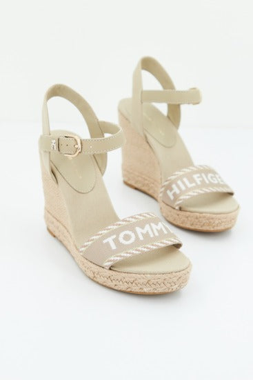 TOMMY HILFIGER SEASONAL WEBBING WEDGE en color BEIS (2)