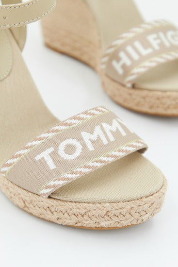 TOMMY HILFIGER SEASONAL WEBBING WEDGE en color BEIS (4)