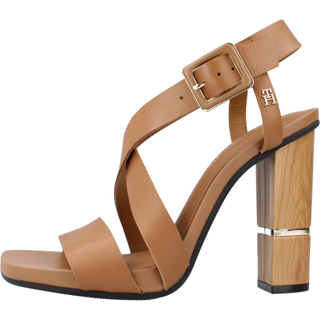 TOMMY HILFIGER HARDWARE BLOCK HIGH HEEL en color MARRON (2)