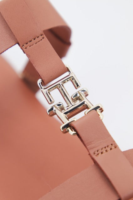 TOMMY HILFIGER TH FLAT en color MARRON (4)