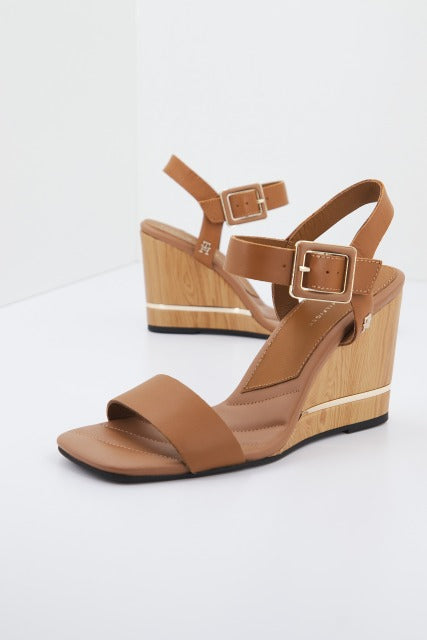 TOMMY HILFIGER HARDWARE WEDGE SANDAL en color MARRON (1)