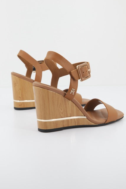 TOMMY HILFIGER HARDWARE WEDGE SANDAL en color MARRON (3)