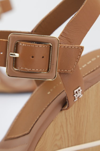 TOMMY HILFIGER HARDWARE WEDGE SANDAL en color MARRON (4)