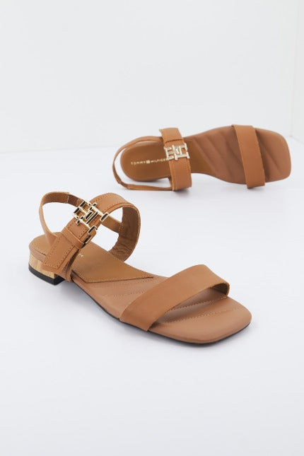 TOMMY HILFIGER HARDWARE FLAT SANDAL en color MARRON (1)