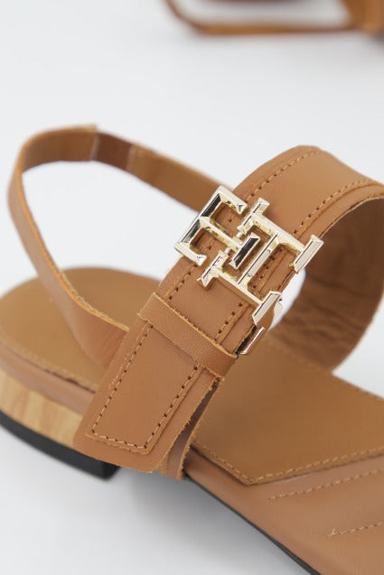 TOMMY HILFIGER HARDWARE FLAT SANDAL en color MARRON (4)