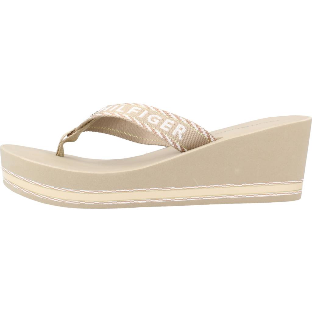 TOMMY HILFIGER WEBBING H WEDGE SA en color MARRON CLARO (2)