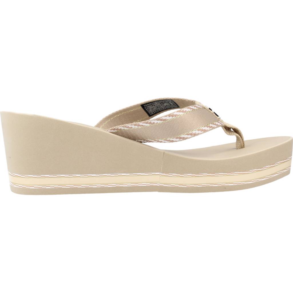 TOMMY HILFIGER WEBBING H WEDGE SA en color MARRON CLARO (4)