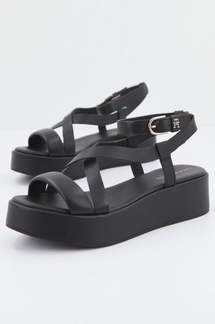 TOMMY HILFIGER NEW FLATFORM STRAP en color NEGRO (1)